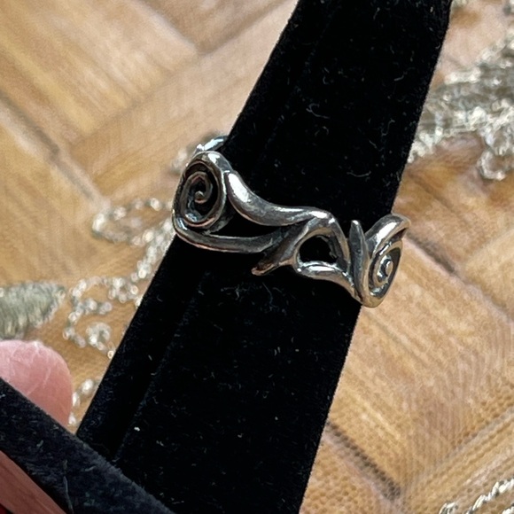 Sterling silver rose & thorn band ring - Picture 3 of 8